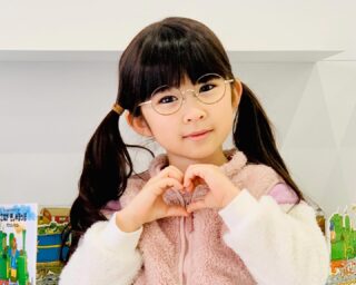 こんにちは！
呉服町名店街です。

今回は逸品のご紹介✨

AJOC疋野ではこどものめがねをたくさん取り扱っています！

はじめてでもだいじょうぶ
思いっきり遊んでもだいじょうぶ
修理や調整をするからだいじょうぶ

買う時もその先も安心してお任せできるお店です👓

AJOC疋野
AM10:00〜PM6:00
休/水曜日（不定休あり）

#呉服町名店街
#静岡呉服町名店街
#一店逸品
#呉服町逸品カタログ