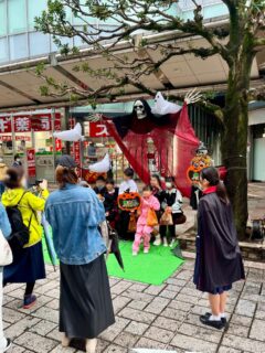 こんにちは！
本日10月25日は呉服町、七間町、呉六、紺屋町の各名店街で「おまちdeハロウィン🎃」を開催しました✨

時々雨が降ったりしましたが何とか天候は持ちましたね！
お菓子は沢山貰えたかな🙌🏻お街が可愛らしい仮装で賑わいました😊

明日の天候は朝から雨予報となっています！
開催の詳細につきましては「おまちdeハロウィン」のアカウントからチェックしてください✅

#おまちdeハロウィン 
#静岡呉服町名店街 
#ハロウィン