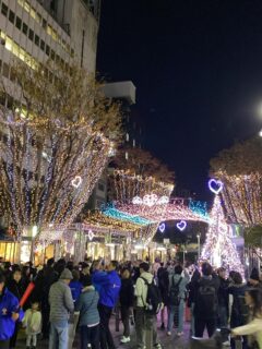 こんにちは呉服町名店街です😃
11月21日から呉服町、葵スクエア、青葉シンボルロードのイルミネーションが始まりました💡💡💡❗️🙌🏻😍

I Love しずおか協議会様主催（呉服町も協賛）の「おまち🩷ハートファンタジー」が開催されています🎉
（点灯式後は人が多く撮影が難しい状態だったので投稿した写真は1枚目以外は人が少なくなった遅い時間に撮影した物です）
静岡市役所の壁面ツリー🌲から青葉シンボルロードにかけてのイルミネーションは圧巻です‼️
💗をテーマにした光のファンタジーをお楽しみください😊
（詳しくは「あいらぶしずおか」で検索）

呉服町商店街もアーケードや街路灯がクリスマスイルミネーションで飾られ🎄🎅🏻💡
おまちハートファンタジー🩷に関連した装飾が施されたハートスポットが店先や通りに多数あるので探してみてください🔍👀

#おまちハートファンタジー
#青葉シンボルロードイルミネーション
#iloveしずおか協議会
#静岡呉服町名店街