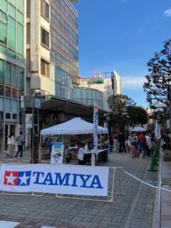 こんにちは呉服町名店街です😃
11月24日（月祝）、「親子で楽しむ呉服町」を開催しました❗️🎉

静岡が誇る世界のタミヤ様👏ご協力のもと、
ラジコンカー🏎️ワイルドミニ四駆🚙歩いて泳ぐアヒル🐤の各種体験会、
RC PARK ZEST様によるタミヤグッズ販売、呉服町名店街による景品抽選会を行いました

お天気☀️にも恵まれ多くのお子様連れのお客様にお楽しみいただき😊、おじいちゃんおばあちゃんが一生懸命お孫さんに教える姿も見られ、とても微笑ましい気分になりました☺️
ありがとうございました😭🙏

なお当日は、静岡大成中学校高等学校のボランティア部放送部の皆様にもご協力いただき運営できました事を、この場を借りて改めてお礼申し上げます

また後援は静岡市様、静岡新聞社様・静岡放送様、協力は（株）タミヤ様、（有）ヒノキクラフト様、上記ZEST様です、ありがとうございました

#親子で楽しむ呉服町
#タミヤ
#ラジコンカー体験会
#ワイルドミニ四駆体験会
#静岡呉服町名店街
