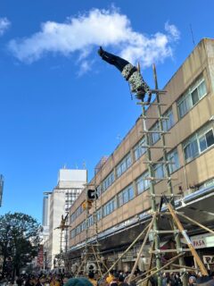明けましておめでとうございます🎍
本日、快晴の寒空の下「はしご乗り」が静岡市消防団により披露されました！
木遣が響く中7mのはしごの上で披露されるダイナミックな妙技は新年の風物詩ですね
今年も皆さんにとって良い年になりますように！
とにかく乾燥してますので火の用心🧑‍🚒