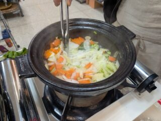 こんにちは、呉服町名店街青年部です😄
呉服町のよろづ屋さん「三保原屋本店」ではこだわりの生活用品を多数取り揃えています。
17日、18日の2日間は三重県の土鍋メーカー「長谷園」さんの凄い土鍋の調理デモを店頭で開催中ですよ！
土鍋の多様な使い方に驚きました！
炊飯はもちろん、蒸したり、炒めたり、燻製まで出来るんですね😳
そして、いつもの食材が土鍋にかかるとあら不思議、とても豊かな味わいになるんですよ！
土鍋の力恐るべし…
皆様にも是非、ご体感頂きたいです！

#呉服町店名店街
#三保原屋本店 
#長谷園 
#土鍋