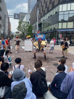 こんにちは静岡呉服町名店街です😊
呉服町ではゴールデンウィーク中のイベントとして、
ストリートシアターフェス「ストレンジシード静岡2026」が開催されています。🤹‍♀️🕺🧙‍♀️😃👏🎉

静岡の街中でアーティストが様々なパフォーマンスや表現をしてご来街の皆さんに楽しんでいただいていますが、
呉服町では「さんぴん」さん、「ジンタらムータ」さんのコラボ芝居による歴史あるお店の紹介とオリジナル静岡の歌を面白おかしく大演奏してくれます🎵🙌🏻👏
お店や札の辻への移動途中はチンドン大名行列でついついいっしょに行きたくなります🥁🎺

5月5日までやっていますので、ぜひお出かけください😊
なお青葉シンボルロードの市役所近くにはインフォメーションがありますのでご利用下さい

#ストレンジシード静岡2026
#まちは劇場
#静岡呉服町名店街