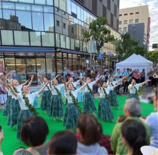 🤙アロハ〜🤙呉服町名店街です
5月9日10日の土日に呉服町フラダンスイベント
「🌺呉フラ2026🌺」が開催されました

2日間で27組のハーラウ（チーム）に参加いただき🙏
ハワイに関連した飲食物販店舗にも出店いただき🙏
天気にもめぐまれて、呉服町にハワイの風が吹きました

写真は最後に出演いただいた東京のフラダンス教室
「ハーラウ・ケオラクーラナキラ」の皆様の様子です

主宰の田中新先生（ハワイアンバンドの前で挨拶されている方）
の祈りを捧げる様なゆったりとした荘厳な踊り、
男性グループの力強い元気をもらえる踊り、
女性グループの優しく優雅で華やかな踊りなど
つられて体が少し踊り出し笑顔と拍手で応援される観客の皆様
とが一体となった素晴らしいステージでした😀🙌🏻👏

確定していませんが来年も開催されたらぜひお出かけください
（動画が無くてすみません、実際に見るととても楽しいです）

#呉服町フラダンスイベント
#呉フラ2026
#静岡呉服町名店街