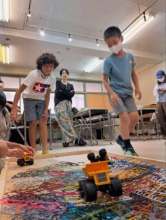 こんにちは、呉服町名店街です！
毎日、暑すぎる日が続いていますが、子供達は楽しい夏休み真っ最中🌻
呉服町名店街では子ども達を対象に各所で「こどもゼミナ~る」が開催されています！
商店街のプロ達が子供達に楽しく学んでもらう機会として毎年行っています。
※(参加申込の期間は終了しました。)
買い物だけではなく、学びや思い出も揃った魅力たくさんな呉服町名店街です。
秋には大人向けの「お街ゼミな〜る」も開催されますよ‼️