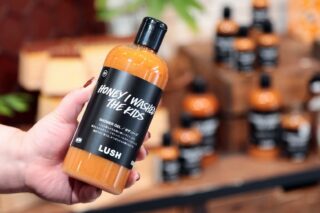 こんにちは！
静岡呉服町名店街です！

今日は「一店逸品」のご紹介✨

🛁 ハチミツで、しっとり清潔に整える石鹸

潤いたっぷりのハチミツを使用した、LUSHのロングセラー石鹸。

クレームブリュレのような甘く贅沢な香りに包まれながら、バスタイムを至福のひとときにしてくれます🍯✨

毎日のバスタイムが、ちょっと特別な時間になるお気に入りの石鹸を見つけてみませんか？

同シリーズのバスボムやボディスプレーも要チェック！
香りを楽しみながら、ぜひ店頭でお気に入りを探してみてください♪

【LUSH 静岡店】
営業時間：10:00～20:00
定休日：1月1日
TEL：054-275-2660
⁡
 #静岡呉服町名店街
 #一店逸品
 #LUSH静岡
 #みつばちマーチ